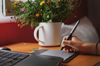 photo credit: wuestenigel Arbeiten mit Zeichentablet via photopin (license)